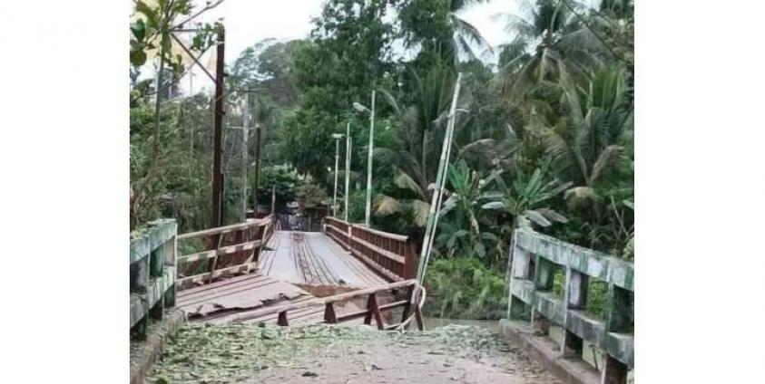 မတ်လ ၂၁ ရက်နေ့က မိုင်းခွဲခံရသည့် စစ်တောင်းမြို့၊ ခဝါချောင်းတံတားအားတွေ့ရစဉ်။