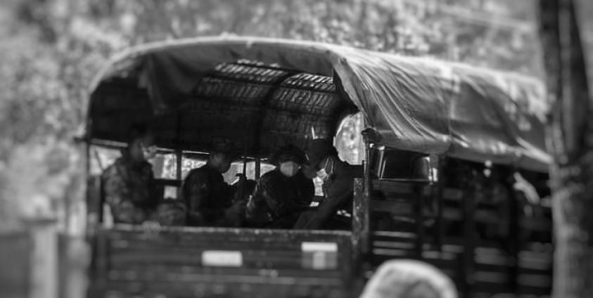 မြန်မာစစ်တပ်က စစ်တွေမြို့တွင်သွားလာနေသည်ကို တွေ့ရစဉ်။