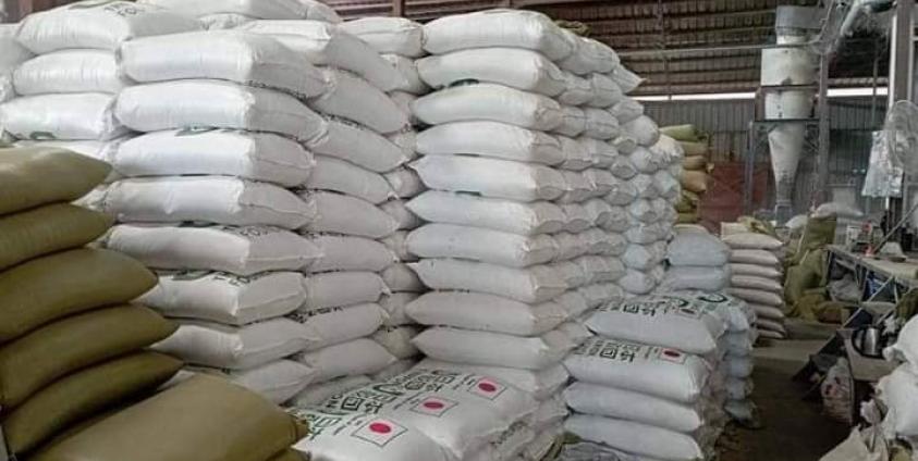 နီပွန်ဖောင်ဒေးရှင်းက ပေးသည့် ဆန်အိတ်များကို အမ်းတွင် သိုလှောင်ထားပုံ။ (Photo- CJ)