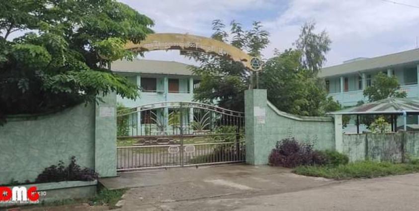 ကျောက်တော်မြို့ရှိ အထက်တန်းကျောင်း (မြို့မ) ကျောင်း ပိတ်ထားသည်ကို တွေ့ရစဉ်။ (ဓာတ်ပုံ-DMG)