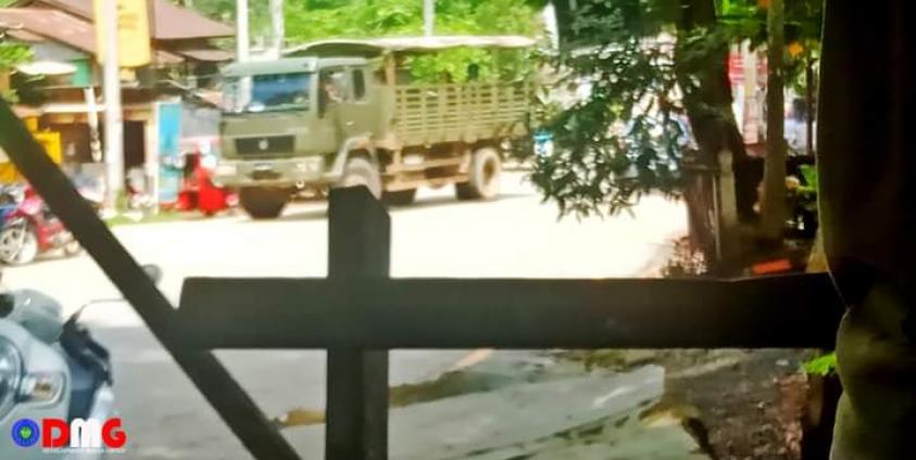 မြောက်ဦးမြို့အတွင်း ယနေ့ ဇွန်လ ၂၂ ရက် နံနက်က မြန်မာစစ်တပ်မှ တပ်ဖွဲ့ဝင်များ စုံစမ်းစစ်ဆေးမှုများ ပြုလုပ်နေခြင်းနှင့် ကင်းလှည့်နေသည့်ပုံ။ (ဓါတ်ပုံ - CJ)