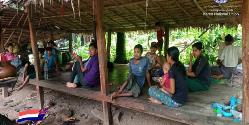 ကျောက်ကြီးနှင့် မုန်းမြို့နယ်မှဒေသခံများ စစ်တောင်းမြစ်ကို ဖြတ်ကာ ဖြူးနဲ့ ကျောက်တံခါးမြို့နယ်ဘက်သို့ ထက်ပြေးတိမ်းရှောင်နေကြစဉ်။ (ဓာတ်ပုံ- KNU - ဗဟို)