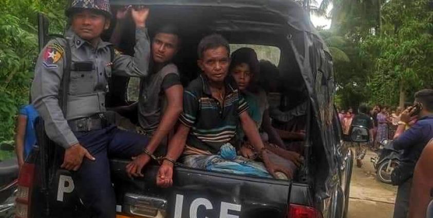 သံတွဲမြို့နယ်၊ ဂေါ့တောင်ရိုးအတွင်း ဖမ်းဆီးရမိသော မွတ်ဆလင်များ အားတွေ့ရစဉ်။ (ဓာတ်ပုံ- ရခိုင်နေ့စဉ်)