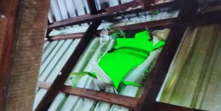 လက်နက်ကြီးကျရောက်မှုကြောင့် ဝကုန်းကျေးရွာမှ နေအိမ်နှစ်လုံး ထိခိုက်ပျက်စီးခဲ့စဉ်။ ဓာတ်ပုံ - CJ