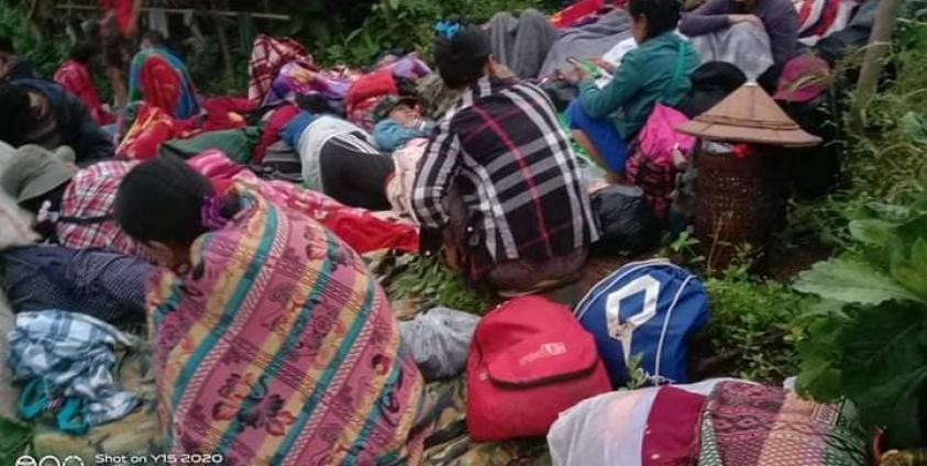 တောတောင်များထဲရှိ ကျိုက်ထိုစစ်ဘေးရှောင်များကိုတွေ့ရစဉ်။(ဓာတ်ပုံ - CJ)