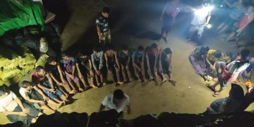 လျှော်ဖြူတောင်တံတားအနီးတွင် ဖမ်းဆီးခံရသည့် မွတ်ဆလင်များကိုတွေ့ရစဉ်။ ဓာတ်ပုံ- ကိုကိုနိုင်(Facebook)