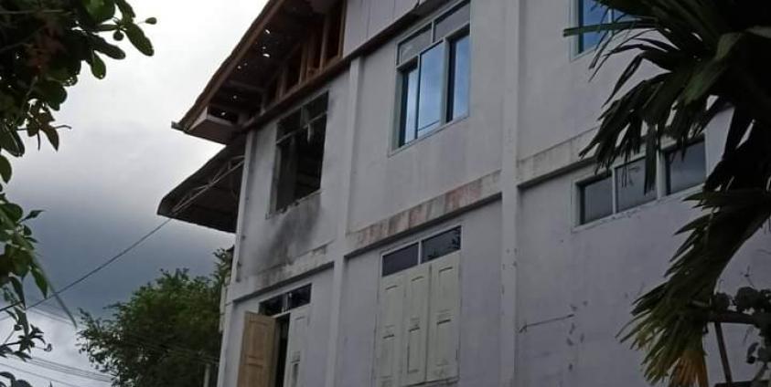 လက်နက်ကြီးကျရောက်ပေါက်ကွဲမှုကြောင့် တောင်ကြာအင်းကျေးရွာရှိ သံဃာတစ်ပါးနှင့် ရွာသားတစ်ဦး ထိခိုက်ဒဏ်ရာရရှိခဲ့ပြီး အဆောက်အအုံတချို့ထိခိုက်ပျက်စီးခဲ့။ (Photo - CJ)