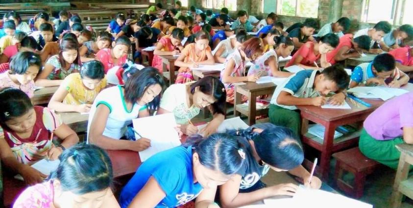 နံ့သာတောင်ပရဟိတကျောင်းရှိ ကျောင်းသူ၊ ကျောင်းသားများအား တွေ့ရစဥ်။