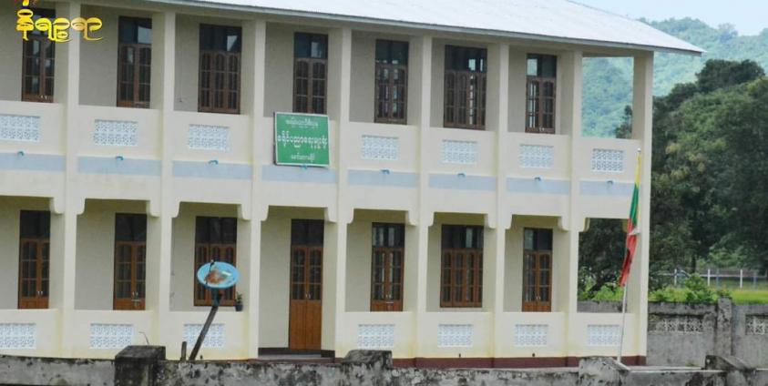 ဓာတ်ပုံ - မောင်တောခရိုင်ပညာရေးမှူးရုံးအား တွေ့ရစဉ်။