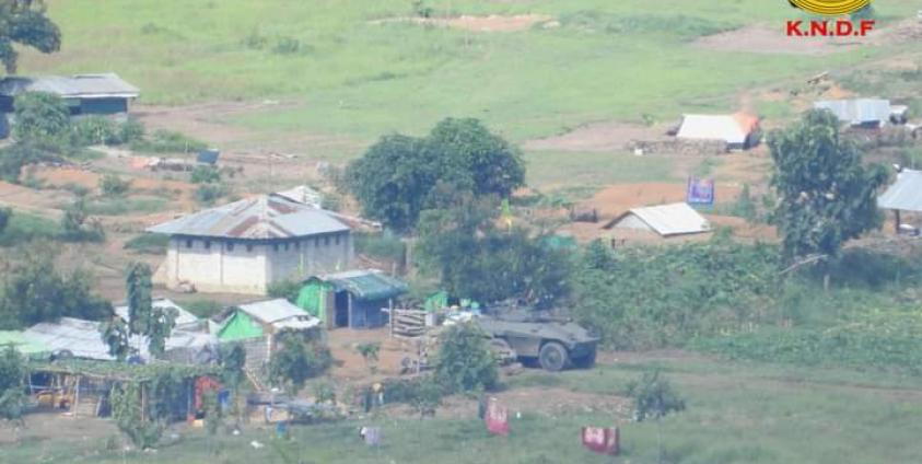 မိုးဗြဲမြို့အတွင်းသို့ သံချပ်ကာကားအသုံးပြုကာ စစ်ကြောင်းထိုးဝင်ရောက်နေစဉ်။ ဓာတ်ပုံ - KNDF