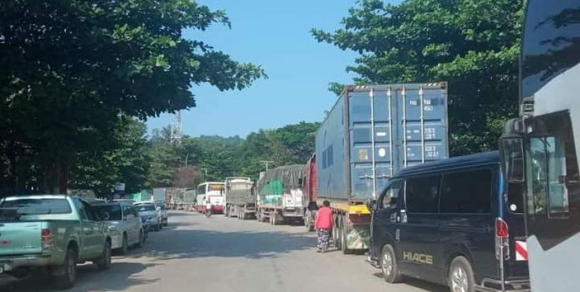 ကော့ကရိတ်-မြဝတီ အာရှလမ်းမပေါ်၌ ယနေ့ တိုက်ပွဲဖြစ်ပွားနေမှုကြောင့်ကားများ ပိတ်မိနေစဉ်။ ဓာတ်ပုံ - CJ