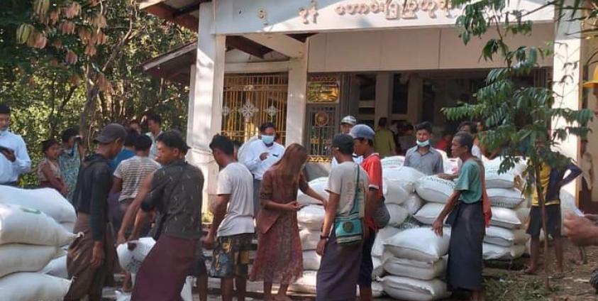 နီပွန်ဖောင်ဒေးရှင်းကလှူဒါန်းသည့်ဆန်အိတ်များကို အမ်းရှိ စစ်ဘေးရှောင်များအား လှူဒါန်းခဲ့စဥ်။