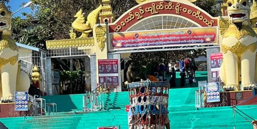 ကျိုက်ထီးရိုးဘုရားတောင်တက်အထမ်းသမားတစ်ဦးကိုတွေ့ရစဉ်။ ဓာတ်ပုံ - CJ