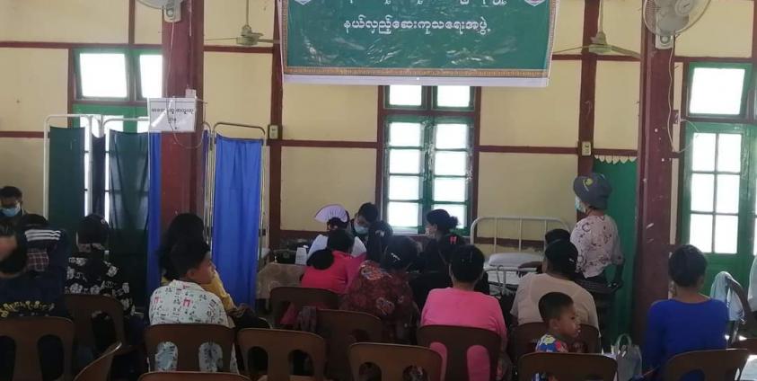 ဇန်နဝါရီလ ၂၂ ရက်က မင်းပြားမြို့ ရာမောင်ခန်းမတွင် စစ်ကောင်စီတပ်သားများမှ ဆေးကုသပေးနေပုံ