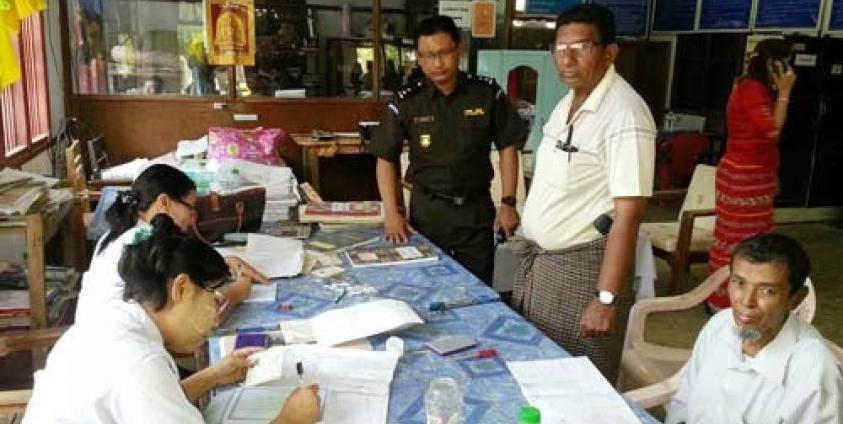  မောင်တောခရိုင် လဝကရုံးတွင် ၀ိှုက်ကတ်များကို လက်ခံနေစဉ်)