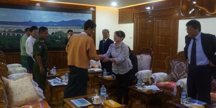 Mon State Chief Minister shakes hands with a representative of Toyo-Thai Company (Photo: Min Min Oo’s Facebook).