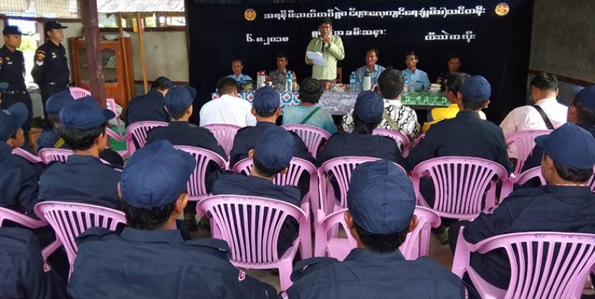 ထီးသဲကလိုးကျေးရွာတွင် မီးသတ်သင်တန်းပို့ချနေစဉ် (ဓာတ်ပုံ-ဒီးမော့ဆိုမြို့နယ် မီးသတ်တပ်ဖွဲ့)