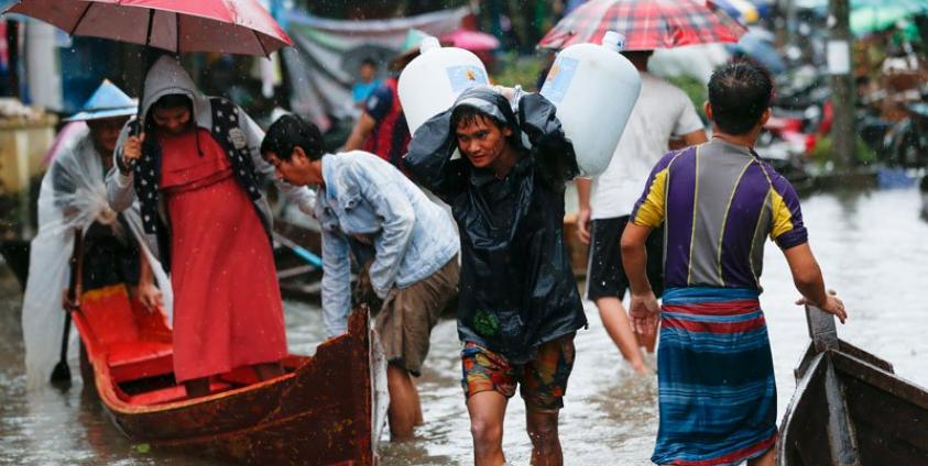 Residents make their way along a flooded street in Hpa-An Township in Kayin State, Myanmar, 02 August 2018. Photo: Lynn Bo Bo/EPA