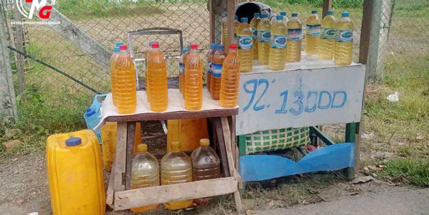 ရခိုင်ပြည်၊ လွတ်မြောက်နယ်မြေ တစ်နေရာမှ လမ်းဘေးစက်သုံးဆီဆိုင်တစ်ခုကို ၂၀၂၄ ခုနှစ်၊ အောက်တိုဘာလအတွင်းက တွေ့ရစဉ်။