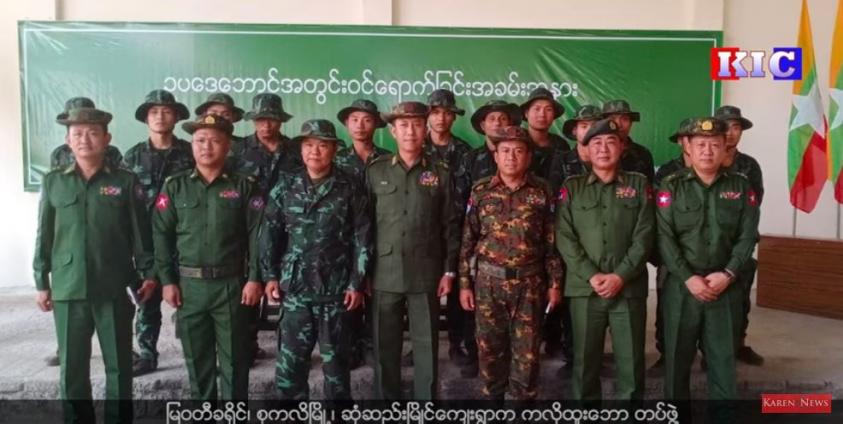 Photo: ၂၀၂၀ ခုနှစ်၊ မတ်လ ၁၂ ရက်နေ့တွင် စောဆန်းအောင်အပါအဝင် တပ်ဖွဲ့ဝင် (၁၃) ဦးဖြင့် စစ်တပ်ထံသို့ လက်နက်ချ အလင်းဝင်သွားခဲ့ပုံ