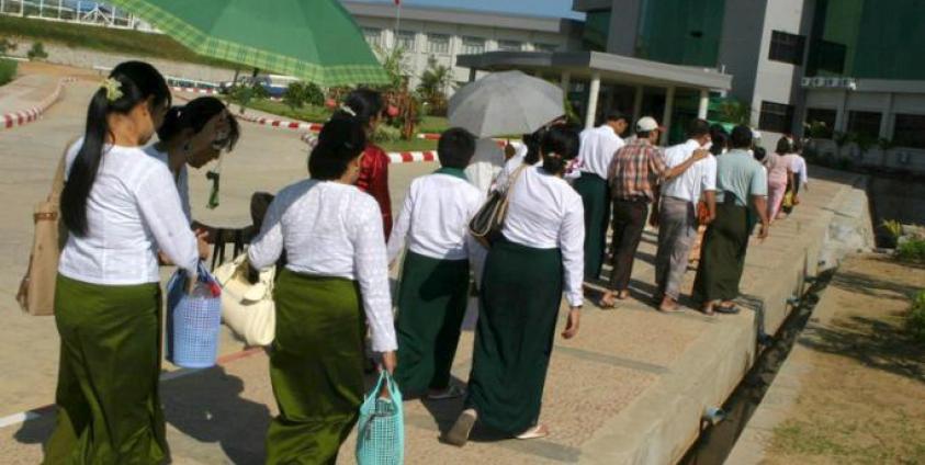 လယ်ယာစိုက်ပျိုးရေးဝန်ကြီးဌာနမှ အစိုးရဝန်ထမ်းများ နေပြည်တော်ရှိ ၎င်းတို့၏ ဌာနသို့ တာဝန်ထမ်းဆောင်ရန် ရောက်ရှိလာစဉ်။ (ဓာတ်ပုံ - အီးပီအေ)