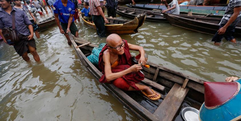 ကရင်ပြည်နယ် ရေကြီးမှုအခြေအနေများကို မြင်တွေ့ရစဉ် ။ Photo- EPA