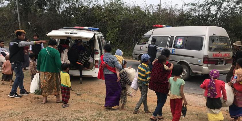 Photo Credit to Zawnyi Nyikyi (Dear Ranger) စစ်ဘေးရှောင်များအား ပရဟိတလူမှုကူညီရေးအဖွဲ့များက ရွာမှ သွားရောက်ကူညီသယ်ထုတ်နေစဉ်