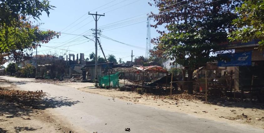 မြို့သိမ်းတိုက်ပွဲအတွင်းတွေ့ရသည့် ထီးချိုင့်မြို့အတွင်း/ Credit