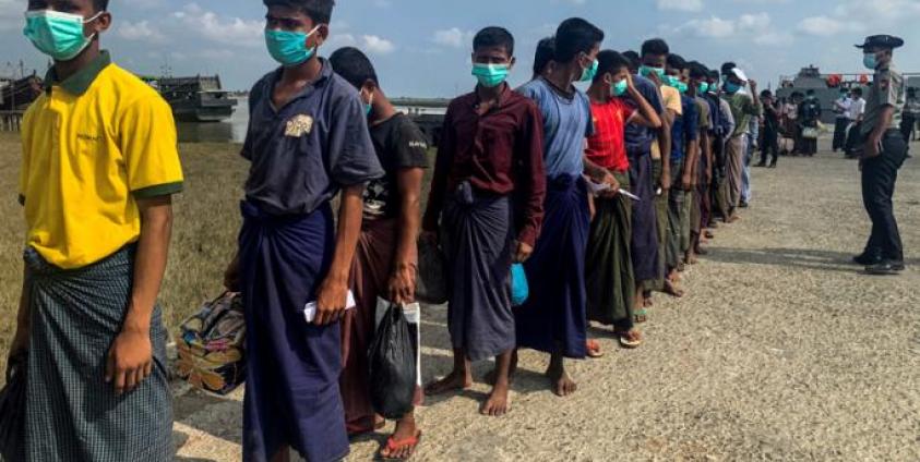 Released Rohingya prisoners wearing face masks amid concerns of the COVID-19 coronavirus pandemic arrive in Sittwe jetty in Rakhine State after being transported by military boat on April 20, 2020. Photo: AFP 