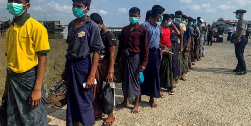 Released Rohingya prisoners wearing face masks amid concerns of the COVID-19 coronavirus pandemic arrive in Sittwe jetty in Rakhine State after being transported by military boat on April 20, 2020. Photo: AFP