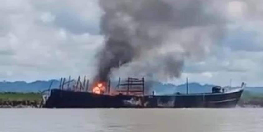 ဓာတ်ပုံ- ၂ဝ၂ဝ ခုနှစ် အောက်တိုဘာ ၂၈ ရက်နေ့က ICRC ရိက္ခာအငှားတင် စက်လှေ မေယုမြစ်ထဲ တိုက်ခိုက်ခံရပြီးနောက် မီးလောင်နေသည်ကို တွေ့ရစဉ်