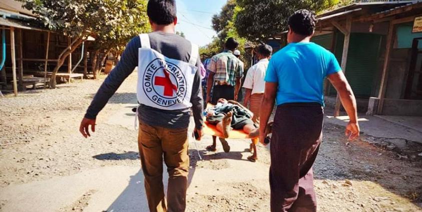 ဒဏ်ရာရ လူနာများကို ပို့ဆောင်နေသည့် ICRC ဝန်ထမ်းများကိုတွေ့ရစဉ်။ ဓာတ်ပုံ-ICRC