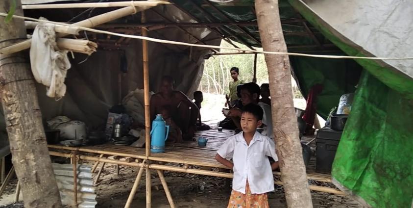 ဘူးသီးတောင်မြို့ပေါ်ရှိ စစ်ဘေးရှောင်များအားတွေ့ရစဉ်