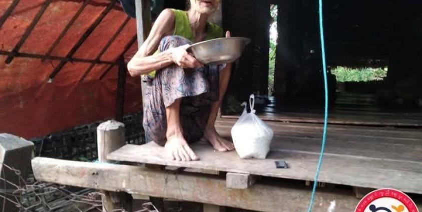 ရခိုင်ပြည်နယ်ရှိ စစ်ဘေးရှောင်ဒေသမှ အဘွားအိုတဦးအား ၂၀၂၄ ခုနှစ် ဒီဇင်ဘာလအတွင်းက တွေ့ရစဥ် (ဓါတ်ပုံ – စစ်ဘေးရှောင်ကူညီရေးပူးပေါင်းအဖွဲ့ ဂွမြို့နယ်)