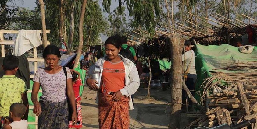 Caption: ရသေ့တောင်မြို့ပေါ်ရှိ ရွှေပါရမီ စစ်ဘေးရှောင်စခန်းတွင် လာရောက်ခိုလှုံနေသည့် စစ်ဘေးရှောင် အမျိုးသမီးများအား တွေ့ရစဉ်။