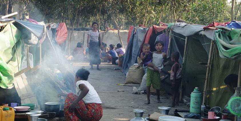 ရသေ့တောင်မြို့၊ ရွှေပါရမီစစ်ဘေးရှောင်စခန်းမှ စစ်ဘေးရှောင်များအား ပြီးခဲ့သည့် မတ်လအတွင်းက တွေ့ရစဉ်။