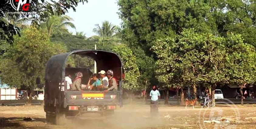 စစ်တွေမြို့နယ်၊ ဘုမေကျေးရွာအတွင်း စစ်ကောင်စီလက်အောက်ခံ ရဲတပ်ဖွဲ့ဝင်များကို ၂၀၁၂ ခုနှစ်က တွေ့ရစဉ်။