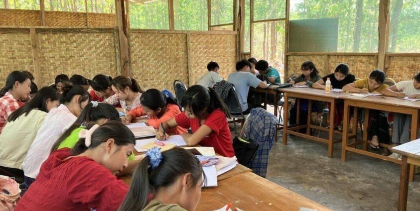 ဖန်းဆော်တက္ကသိုလ်မှာ ပညာသင်ကြားနေတဲ့ ကျောင်းသူ/ကျောင်းသားတွေကို ၂၀၂၄ ခုနှစ် ဧပြီလ ၂၂ ရက်နေ့မှာ တွေ့ရစဥ်။