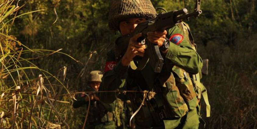 ပုံစာ - ရက္ခိုင့်တပ်တော်(AA) တပ်ဖွဲ့ဝင်တချို့ကို တွေ့ရစဉ်။