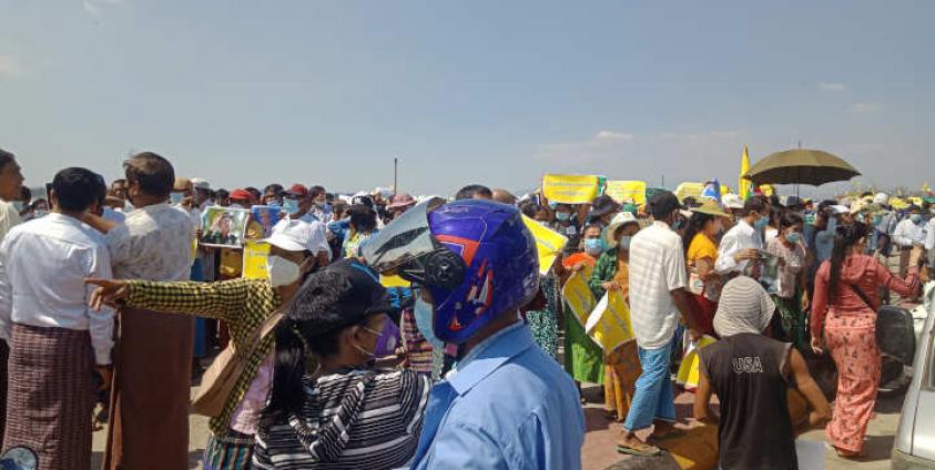 တပ်မတော်ထောက်ခံသည့်လူအုပ်စု မော်လမြိုင်မြို့သို့ စုရုံးရောက်လာစဥ် (MNA)