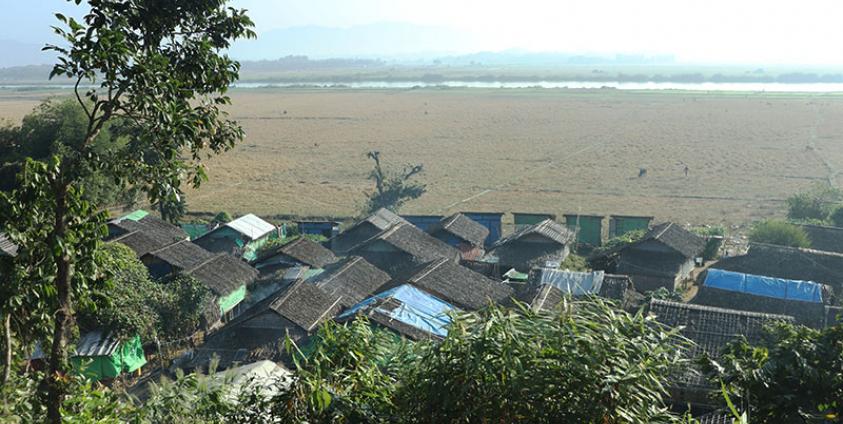 ဘူးသီးတောင်မြို့ပေါ်မှ စစ်ဘေးရှောင်စခန်းတစ်ခုကို တွေ့ရစဉ်။