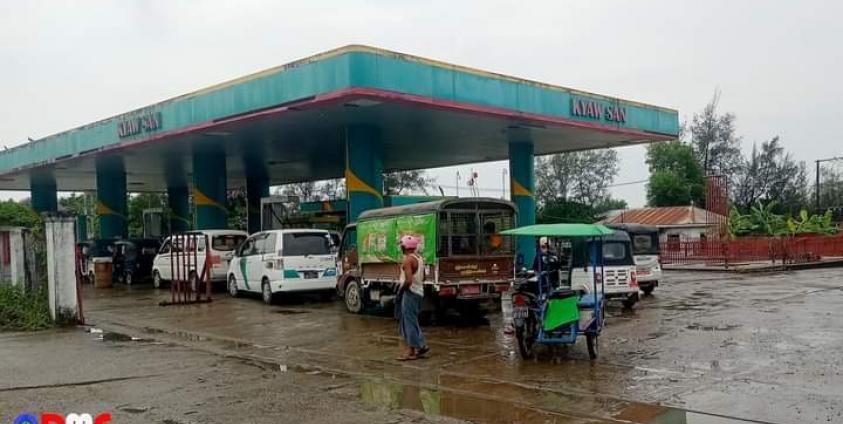 စစ်တွေမြို့ရှိ စက်သုံးဆီအရောင်းဆိုင်တစ်ဆိုင်အား တွေ့ရစဉ်။ (ဓာတ်ပုံ - DMG)