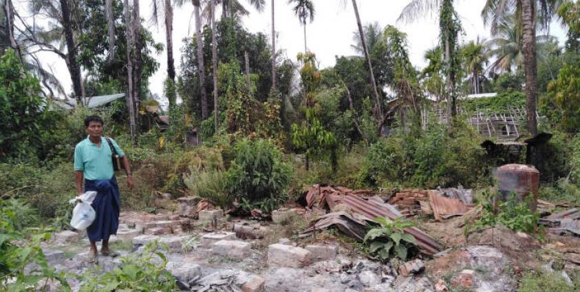 ပုံစာ - တင်းမကျေးရွာအတွင်း နေအိမ်များပျက်စီးနေသည်ကို ယခုနှစ်မတ်လအတွင်းက တွေ့မြင်ခဲ့ရစဉ်။