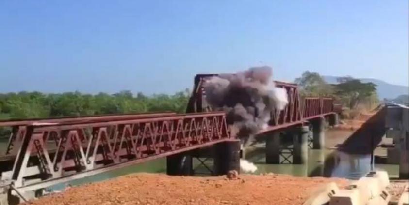 မိုင်းခွဲ ဖျက်ဆီးခံရေသာ တံတား (Photo: Internet)