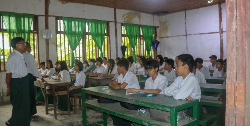 ဇွန်လ ၂ ရက်နေ့ကဖွင့်လှစ်သည့် အခြေခံပညာစာသင်ကျောင်းတွင် ကျောင်းတက်ရောက်နေသည့် ကျောင်းသားများကိုတွေ့ရစဉ်