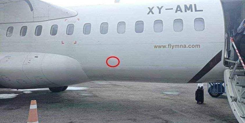 သေနတ်ဖြင့် ပစ်ခတ်ခံရသည့် လေယာဉ်ကို တွေ့ရစဉ်။