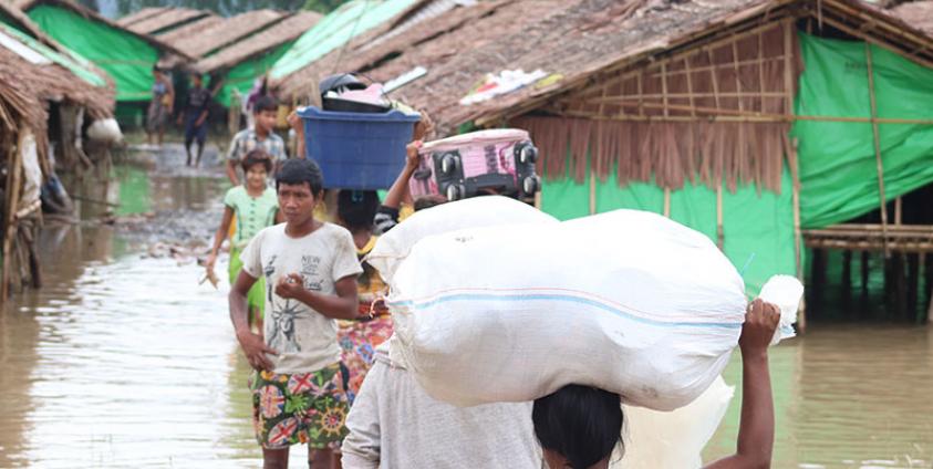  ပုံ -  ပြီးခဲ့သည့် မိုးရာသီက မြောက်ဦးမြို့နယ်၊ တိမ်ညိုစစ်ဘေးရှာင်စခန်းအတွင်း မိုးရေများ ဝင်ရောက်နေသည်ကို တွေ့ရစဉ်။ 