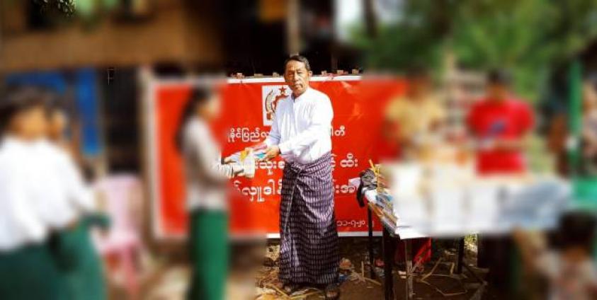 ALP ဒုဗိုလ်မှူးကြီး ခိုင်ပေါ်လင်းမှ စစ်တွေရှိ ကျောင်းသားတချို့အား ထောက်ပံ့ပစ္စည်းတချို့ပေးနေစဉ်။ Photo- ALP စည်းရုံးရေးနှင့် ပြန်ကြားရေးဌာန FB Page