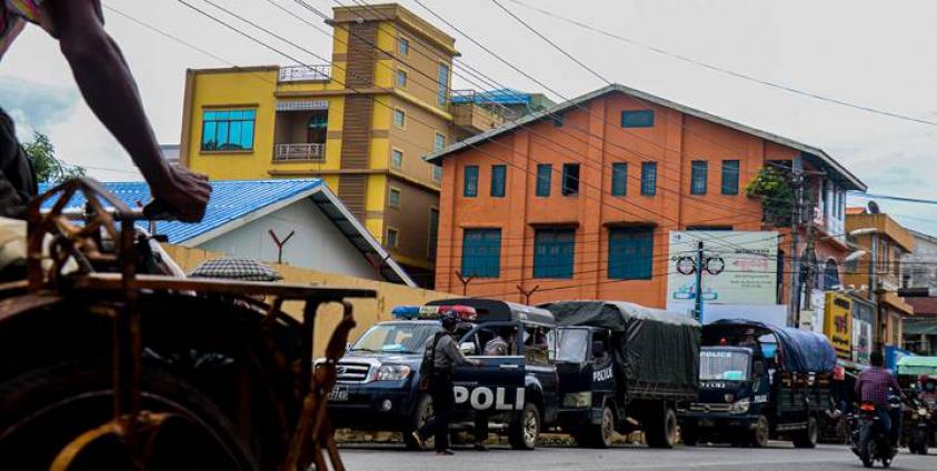 စစ်တွေမြို့၊ အမှတ်(၁)ရဲစခန်းရှေ့တွင် ရဲတပ်ဖွဲ့ယာဉ်တန်းအား တွေ့ရစဉ်