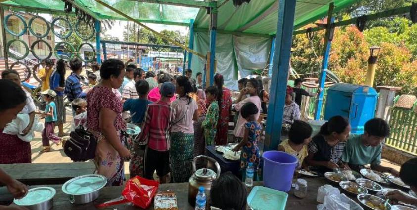 ဓါတ်ပုံ- ဆယ်ဇင်း စစ်ဘေးရှောင် ပြည်သူများအား စားရေးသောက်ရေး အလှူပေးနေကြစဉ်။ Credit - တာမခန်နွေဦးတော်လှန်ရေး Page